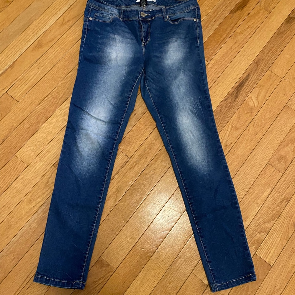 Slim Fit Women's Skinny Jeans in Dark Blue Wash